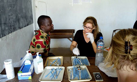 Consultation dentaire par Catherine Putz au Togo